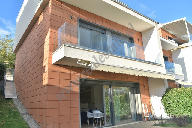 Vile 3 kateshe me qira tek Olive Grove Residence ne zonen e Mulletit ne Tirane.
Vila ka nje siperfa